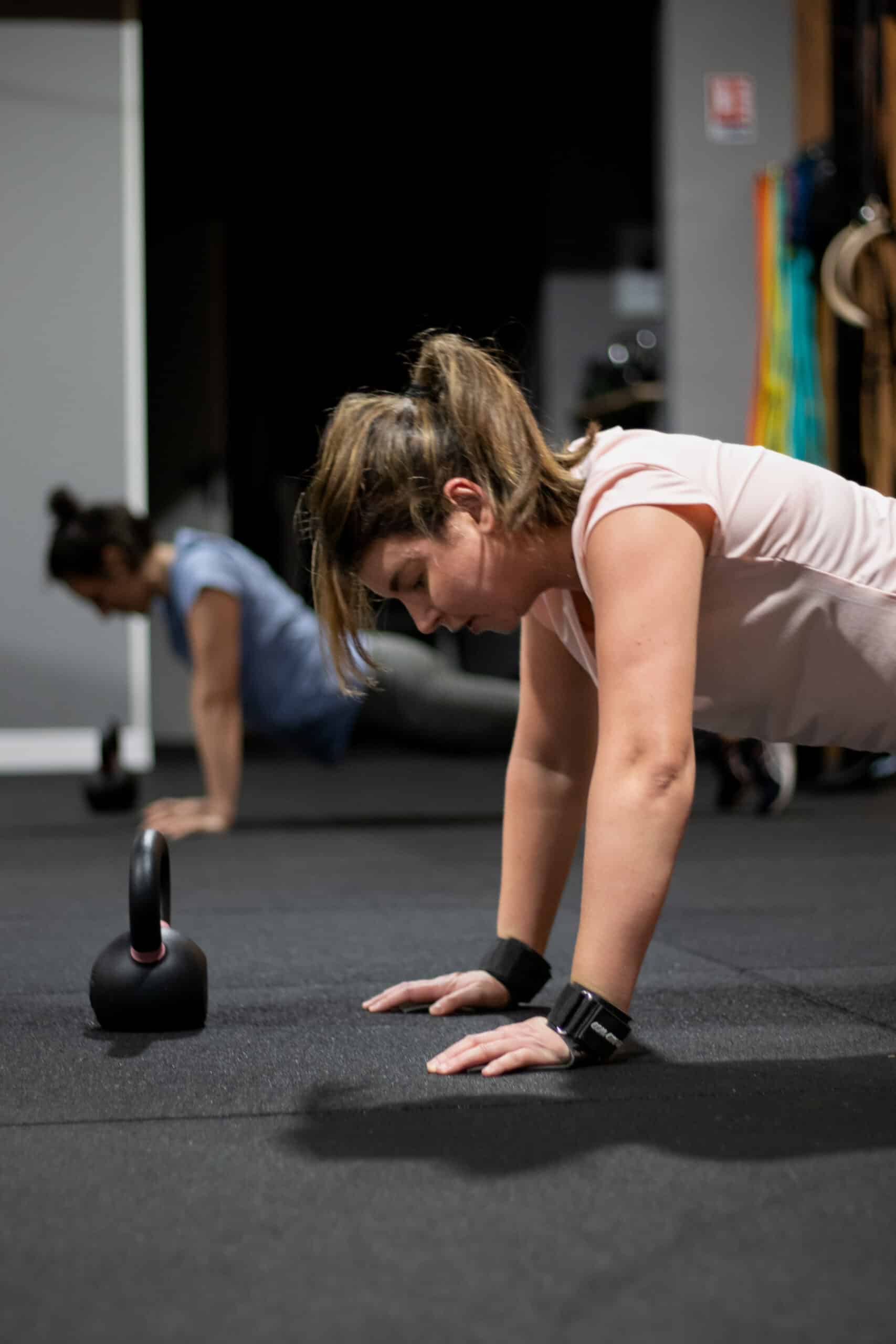 Un membre CrossFit Histía en pleine séance d'entraînement, illustrant l'engagement et l'énergie de notre salle de sport à Valenciennes.